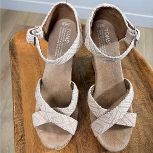 TOMS Women's Cream and Tan Sandals
